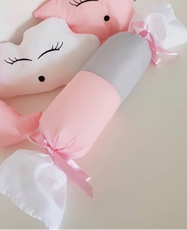 Almohada en forma de caramelo sale