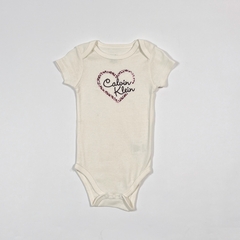 TALLE 6/9 MESES - BODY M/CORTA CRUDO CORAZON - CALVIN KLEIN