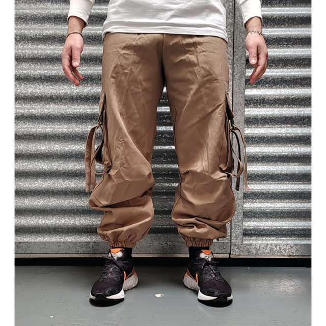 Pantalon cargo ancho con tiras beige oscuro