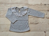 REMERA CUELLO BRODERIE GRIS