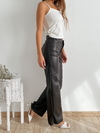 Pantalon cuerina con bolsillos traseros con cierre y boton Olivia