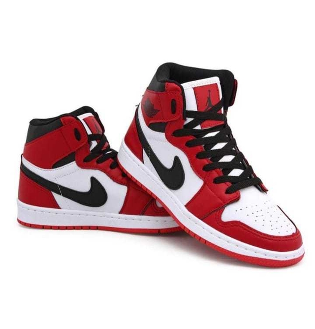 Tênis Jordan vermelho com branco e preto