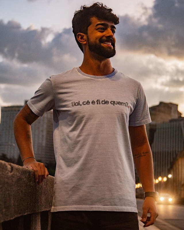 Camiseta unissex UAI CÊ É FI DE QUEM Cor azul claro