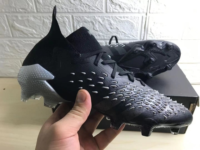 Chuteira Adidas de campo 11 PREDATOR FREAK.1 Botinha Preto