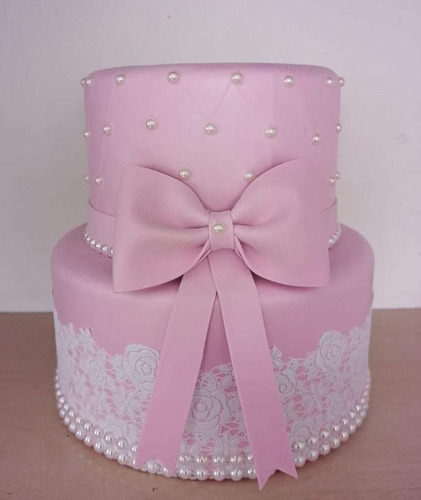 Um bolo rosa e azul com a palavra princesa