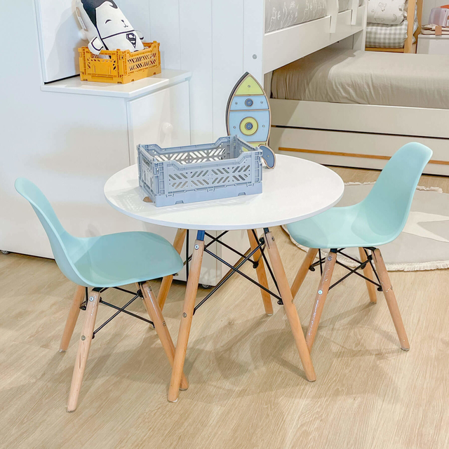 Mesa Infantil Eames con Sillas Aqua