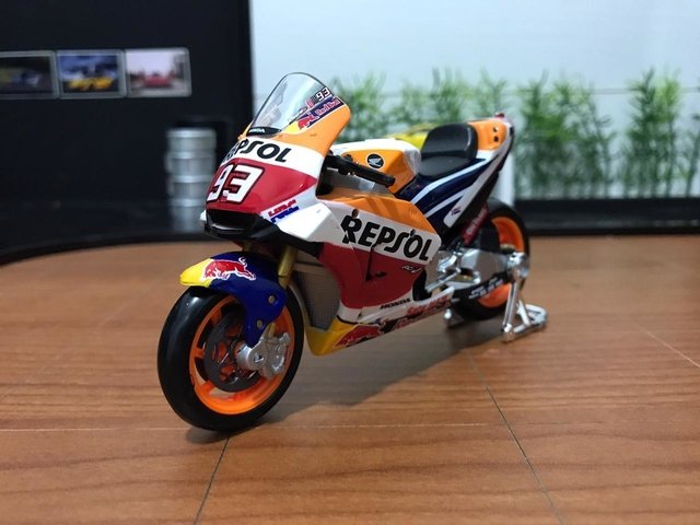 1/18 MOTO GP 2021 REPSOL HONDA RC213V - Miniaturas colecionáveis