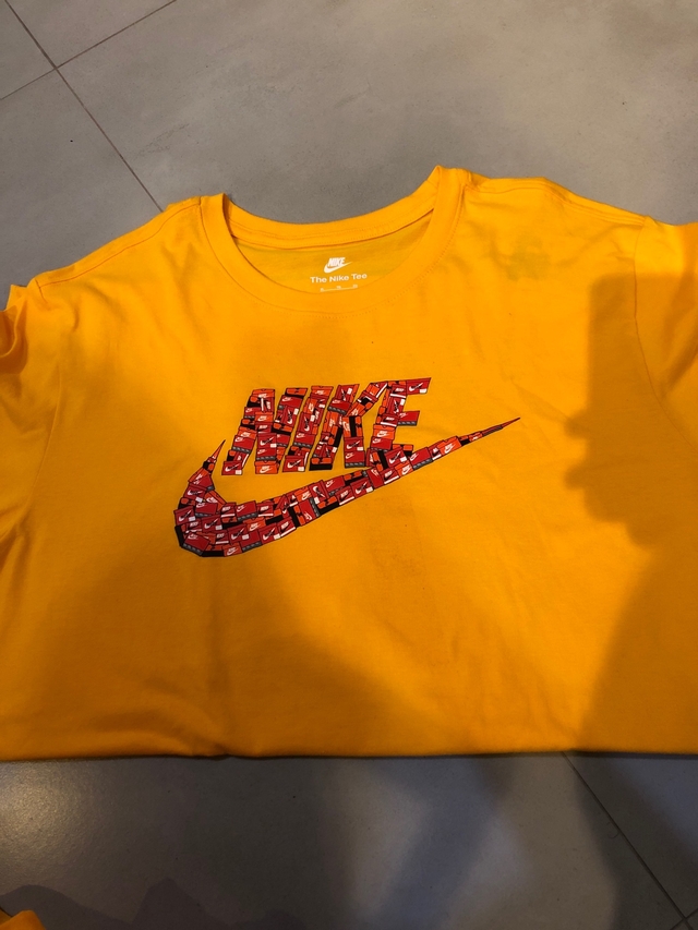 Camiseta Nike Logo Caixa - Amarela
