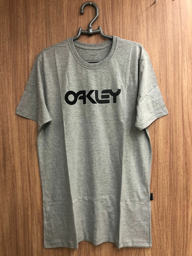 CAMISETA OAKLEY ESTAMPADA - CINZA