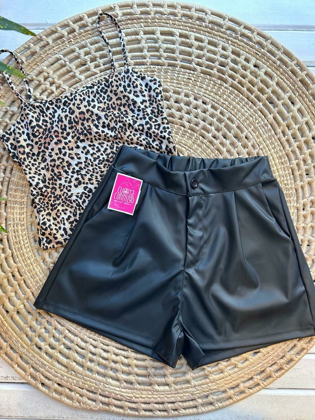 SHORT ENGOMADO CON PINZAS COLOR NEGRO TALLE UNICO