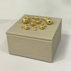 Caixa Decorativa bege g com bolas douradas