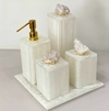 Kit de banheiro 4 peças + bandeja 24x24 em resina madre pérola com puxador em pedra quartzo com dourado