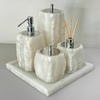 Kit de banheiro em resina 4 peças + bandeja borda 24x24 madre pérola com cromado