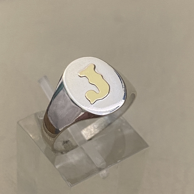 Anillo con letra j sale