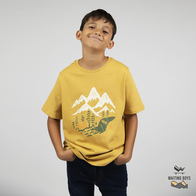 REMERA M C ESTAMPA CENTRAL MOSTAZA 502N