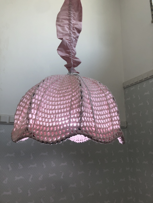 Lustre cúpula Croche rosa - Ateliê Luma Baby