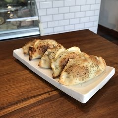 Empanadas de Cebolla y Queso con Aceitunas Negras y Alcaparras