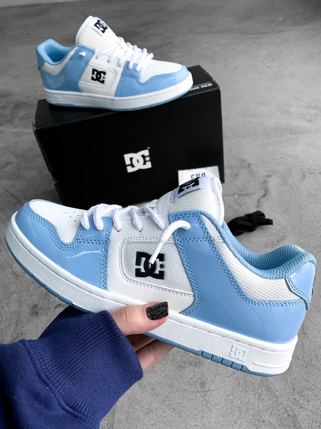 tenis azul e branco