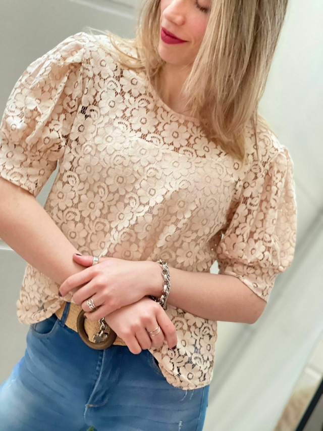 Remera de encaje mangas princesa