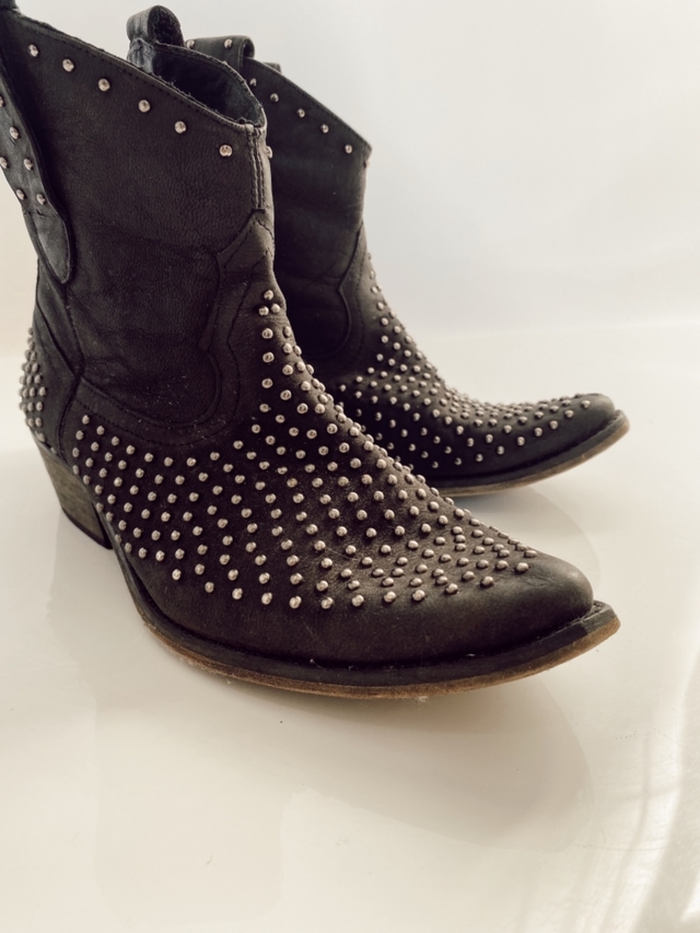Bota preta cowboy tachas schutz 36 Capich Brech