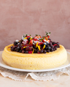 Cheesecake clásico con frutos rojos.