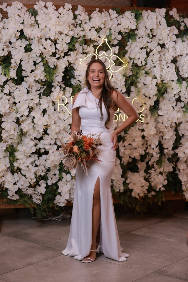 Vestido de Noiva longo com Laço de Um ombro só, super elegante para seu  casamento