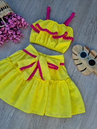 Conjunto amarelo ( no laise amarelo, com detalhes na fita )