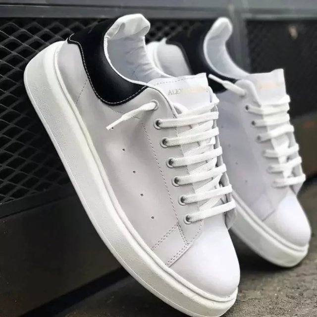 Alexander McQueen blanca talon negro