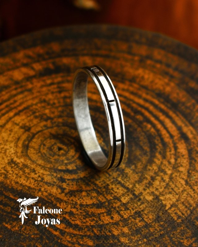 Anillo cinta labrada en plata