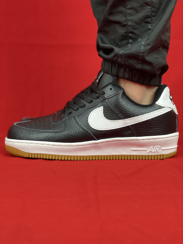 Tênis Nike Air Force 1 Low Preto e Branco em Couro