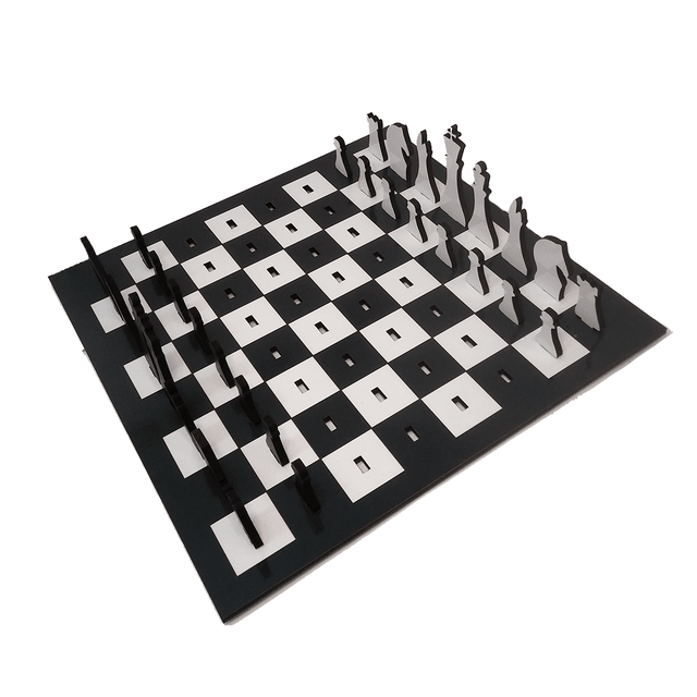 Tabuleiro de xadrez com peças em preto e branco sobre fundo branco
