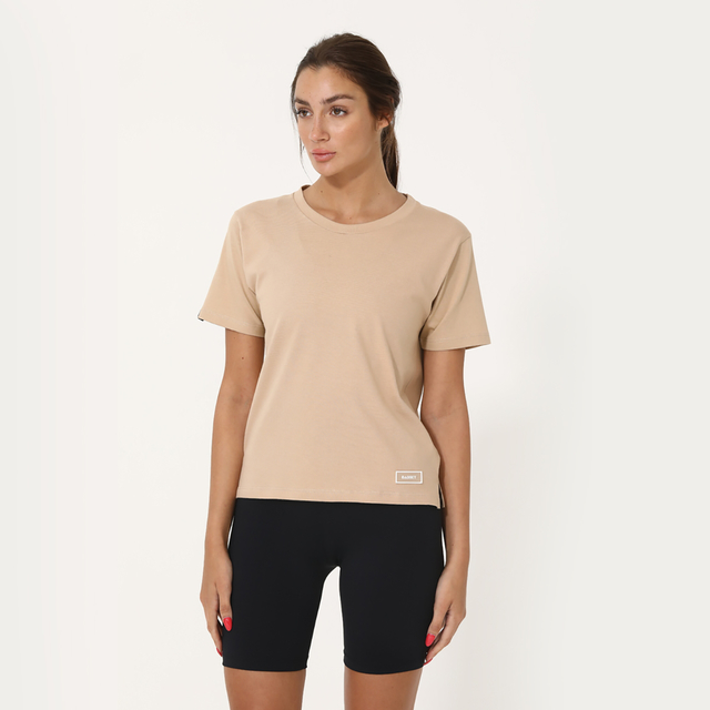 Remera Basset Complot C Beige Mujer ByPlaysport