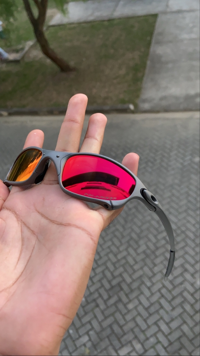 X-metal Juliet De Oakley Com Lentes Do Rubi Foto de Stock - Imagem