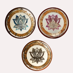 Trio Quadros Flor de Lótus em madeira com relevo e apliques - comprar online