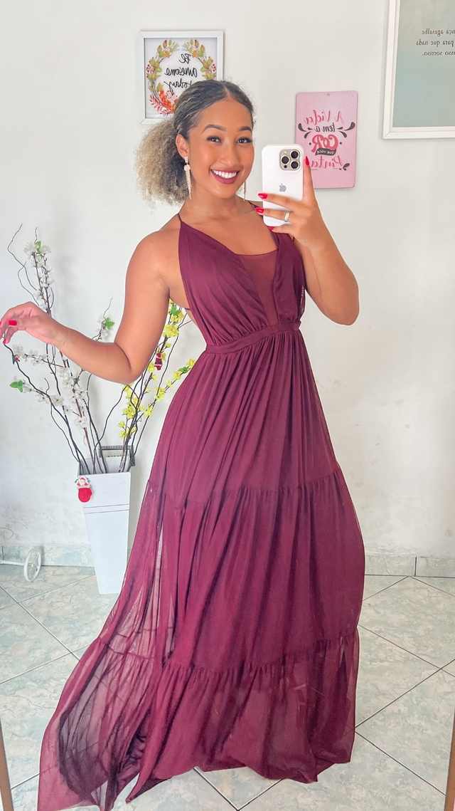 Vestido de festa longo de tule com decote e alça fina