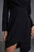 modelo veste vestido preto alfaiataria envelope com ombreiras e fechamento em zíper nas costas