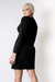 modelo veste vestido preto alfaiataria envelope com ombreiras e fechamento em zíper nas costas