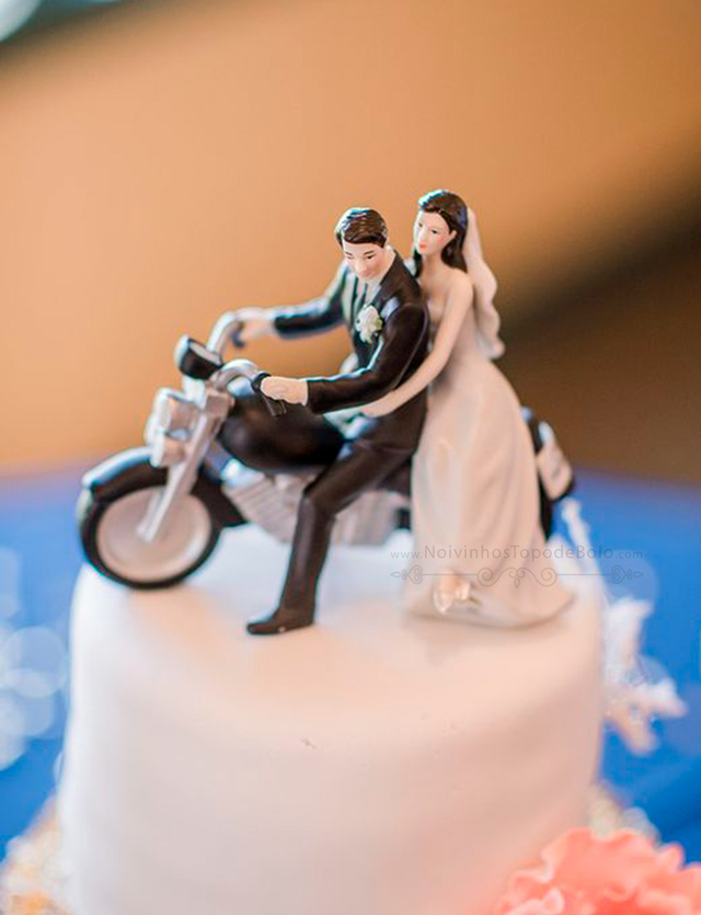 Topo de Bolo Casamento com Noivos em cima da moto. Venda e Locação.