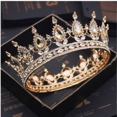 coroa rainha dourada na internet