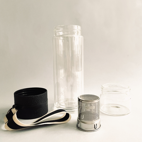 Botella de vidrio con infusor y vaso incorporados