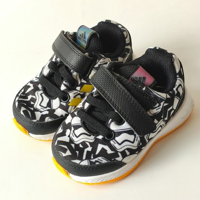 ZAPATILLAS ADIDAS TALLE AR 18 NEGRO Y BLANCO MOTIVO STAR WARS
