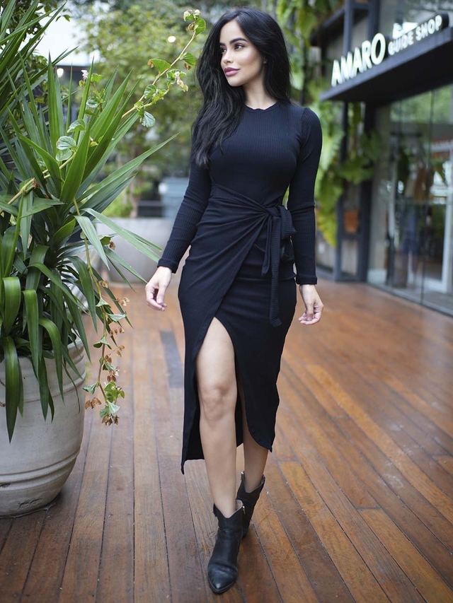 Vestido canelado sale midi com manga
