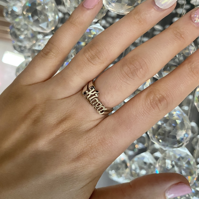 Anillo con 2025 nombre en oro