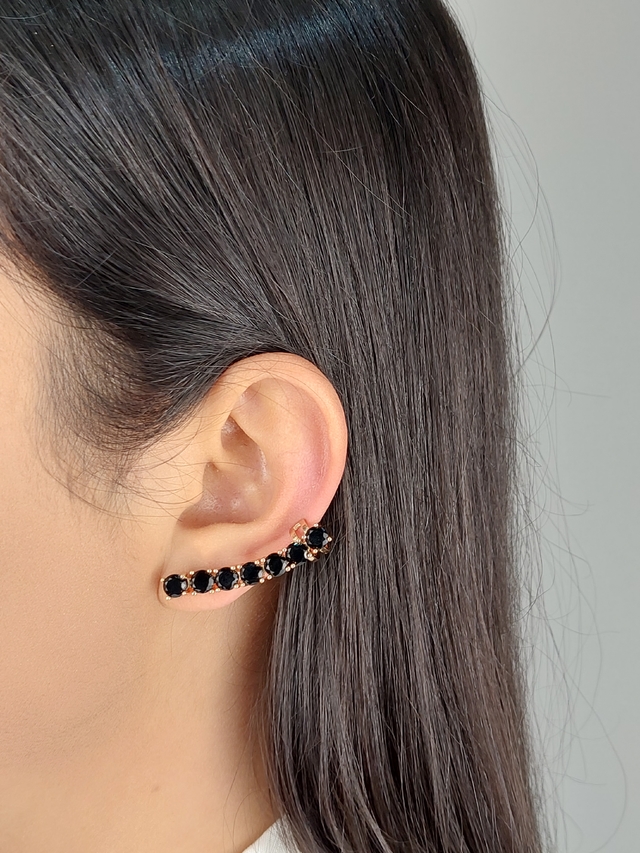 Brinco ear cuff dourada design circular com pedra preta orelha esquerda