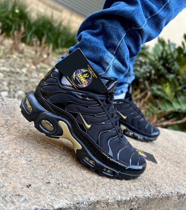 NIKE- AIR MAX TN PLUS - PRETO/DOURADO - DNC Multimarcas