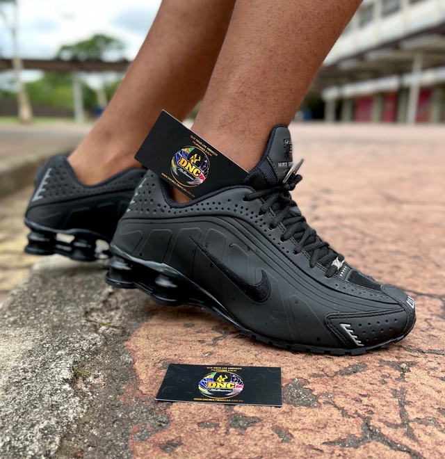 Nike shox r4 sales all black