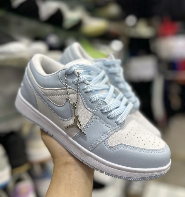 TÊNIS NIKE -AIR JORDAN 1 LOW-AZUL BEBÊ/BRANCO