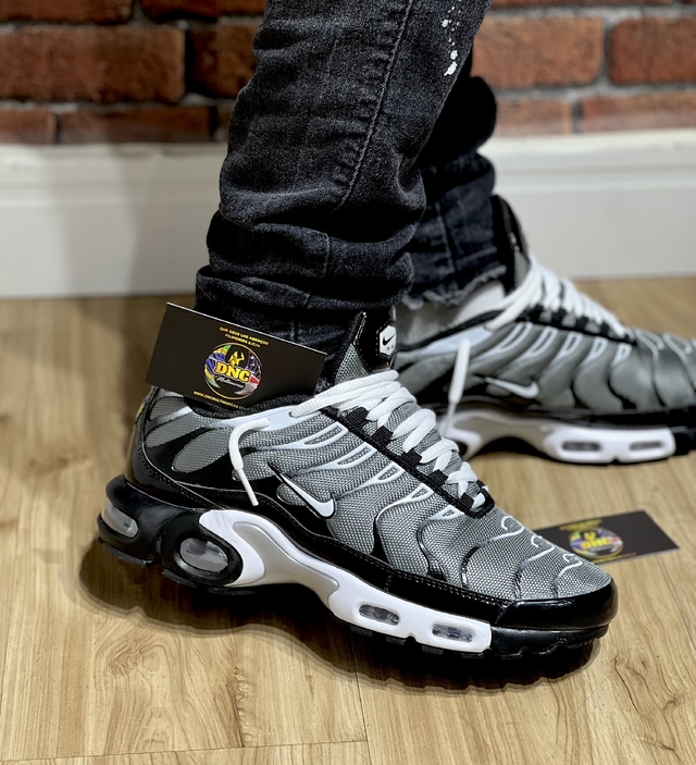 NIKE AIR MAX TN PLUS CINZA PRETO BRANCO