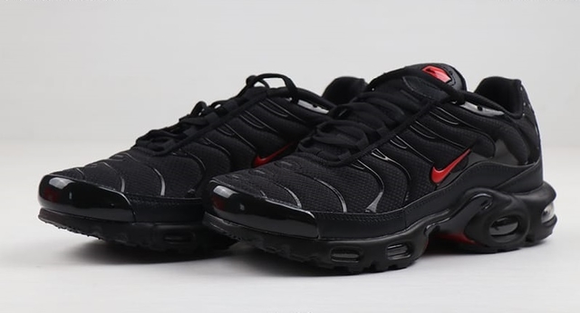 Nike tn deals black white red