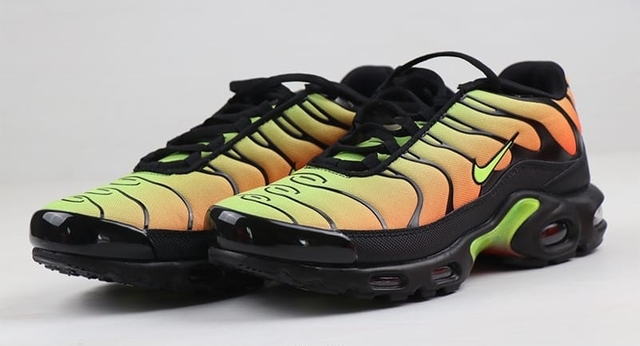 Air max plus black volt solar red hotsell